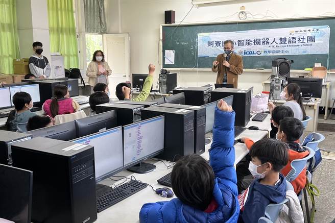 国立高雄大学与高雄市蚵寮国小日前举办了一场多合一的机器人课程，学生在课堂上反应热烈。（高雄大学提供／林瑞益高雄传真）