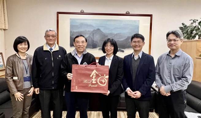 法务部长蔡清祥（左三），27日到南投地检署视察查贿工作。（南投地检署提供／廖志晃南投传真）