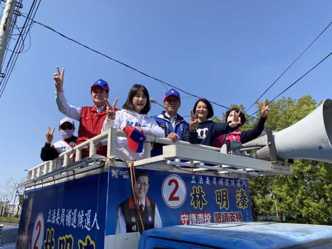 王鸿薇（左二）陪同林明溱（中）扫街。（图 / 取自王鸿薇脸书）