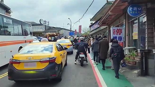 九份、金瓜石地区27日下午涌进大批人潮，瑞芳分局紧急启动双A级管制，这也是自2020年疫情爆发以来，首次双A级管制。（新北市警局提供／张志康新北报导）