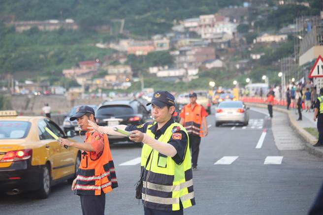 九份、金瓜石地区27日下午涌进大批人潮，瑞芳分局紧急启动双A级管制，这也是自2020年疫情爆发以来，首次双A级管制。（新北市警局提供／张志康新北报导）