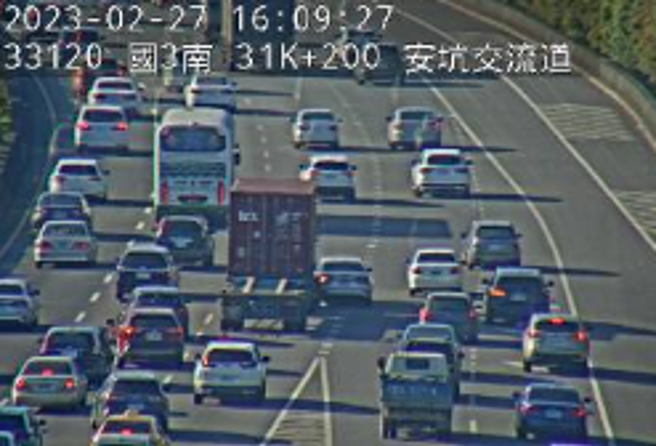 国道3号南向31.8km、安坑路段，今天（27日）下午4时许发生2车擦撞事故，现场疑似小客车变换车道遭直行的货柜车擦撞，目前南下路段严重塞车，请用路人耐心驾驶。 （简铭柱翻摄）