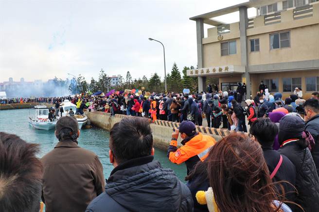 由于现场人潮太多，为避免发生意外，西卫渔港安检所海巡弟兄全员出动，在现场维持秩序以免发生落海意外。（张茂雄摄）