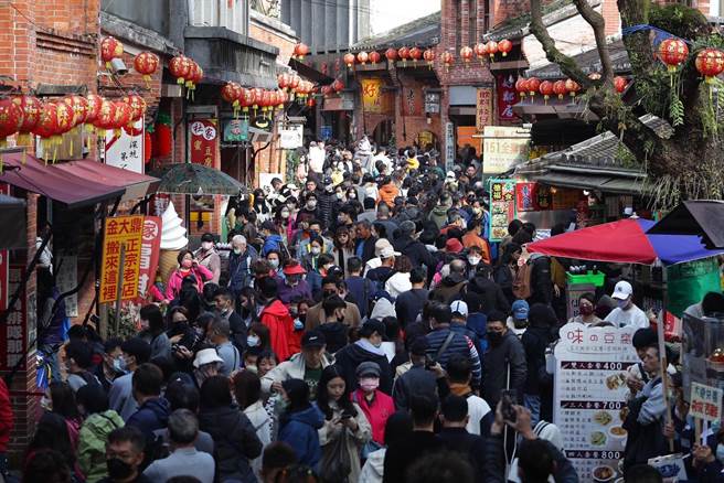 连续假期第三天天气转暖，深坑老街也是满满逛街享用美食的人潮。（季志翔摄）