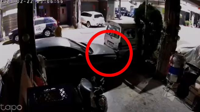 轿车不但未留空间，导致货物无法进出，车主也没留联络方式，商家最后祭出招式，就是用2辆车「夹击」该车，对方车主后来回到现场傻眼。（翻摄自记者新闻网）