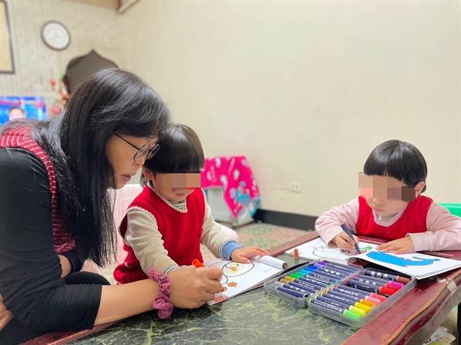 新竹市倪彩菁女士无私守护家扶孩子16年，荣获全国绩优寄养家庭奖励，将于4月接受表扬。（新竹市政府提供／陈育贤新竹传真）