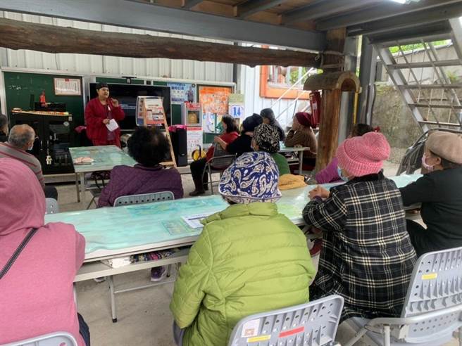 象鼻卫生室办理卫教讲座，推广虚拟健保卡的优点，受到民眾热烈迴响。（大千医院提供／李京升苗栗传真）