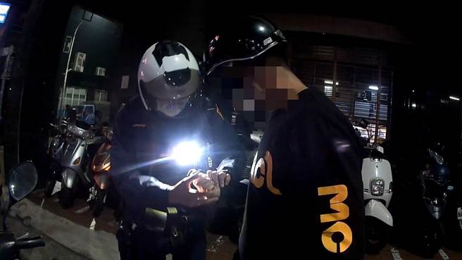 蔡姓男子單手騎車，一邊吃著熱騰騰的水煎包，另一隻手還緊握異物，遭警方盤查。（高市鳳山分局提供／袁庭堯高雄傳真）