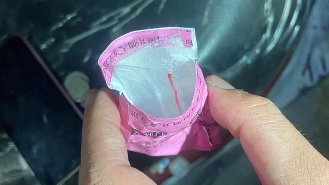蔡男右手藏著一包3公克的安非他命。（高市鳳山分局提供／袁庭堯高雄傳真）