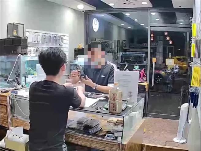 男子昨日凌晨到通讯行买手机，手机到手后藉故离店，店员跟上前遭亮枪恐吓。（翻摄照片／崔正纲高雄传真）
