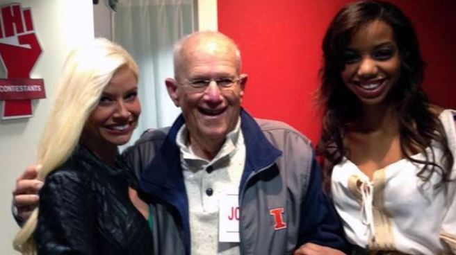 86歲老翁強尼奧里斯，與他自己挑選的2名女郎合影，可惜在3P活動當天之前不幸吃飯噎住而死。(圖/: Howard Stern Radio Show)