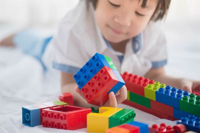 每每遇到长假，如何让家中孩子放电变成家长课题，医师提醒，照顾者可依孩子的年龄将游戏分为3阶段。（示意图／达志影像）