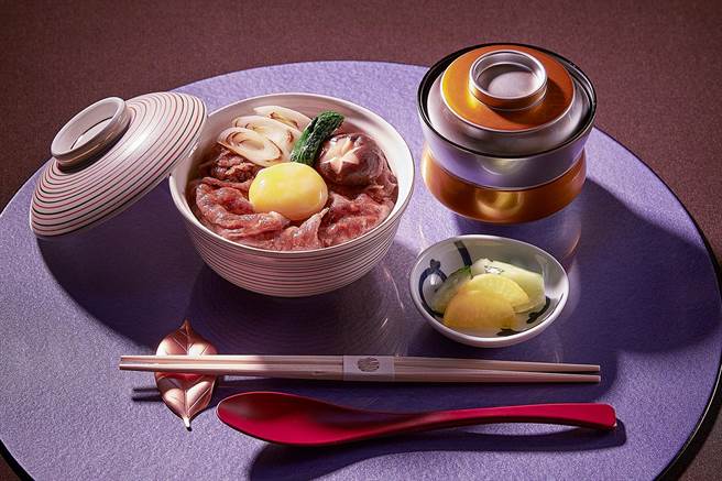 「A5山形牛套餐」加价300元，食事升等山形牛寿喜烧丼。(JR东日本大饭店台北提供)