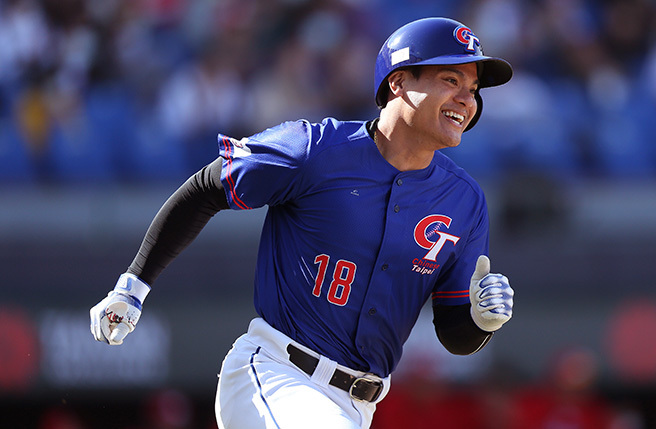 经典赛自办热身赛，中华队27日迎战味全龙，中华队强棒张育成（见图）本场棒子依旧火烫击出两支安打、攻下两分。(陈怡诚摄)