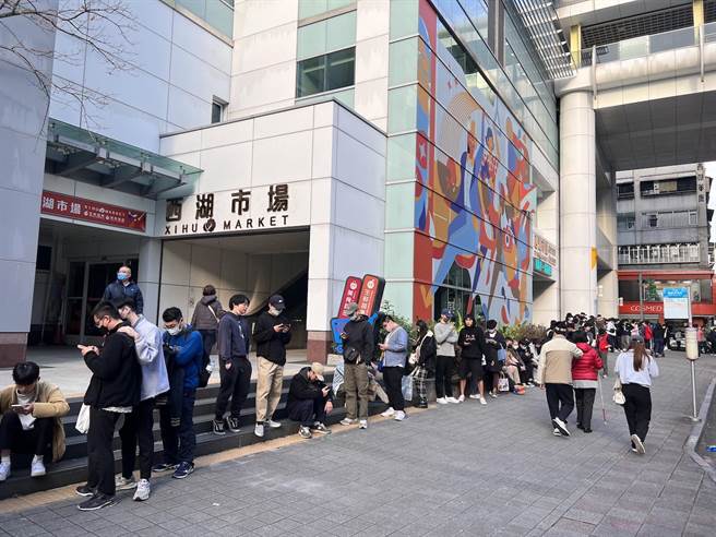 内湖西湖站出口今（27日）下午出现长长人龙。（吴奕萱摄）