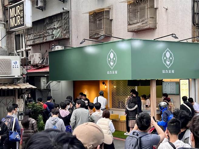 实况主Toyz的手摇品牌「拾汣茶屋」今发送免费饮料，人潮蜂拥。（吴奕萱摄）