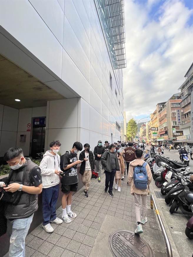 内湖西湖站出口今（27日）下午出现长长人龙，看不到尽头。（吴奕萱摄）