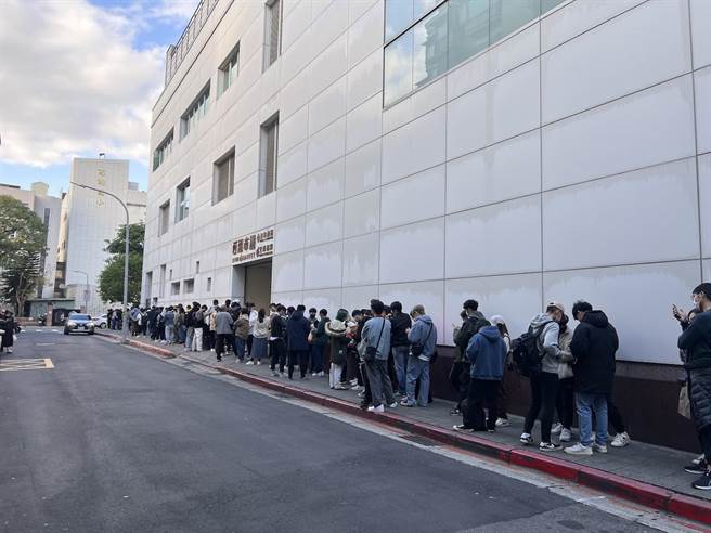 内湖西湖站出口今（27日）下午出现长长人龙，看不到尽头。（吴奕萱摄）