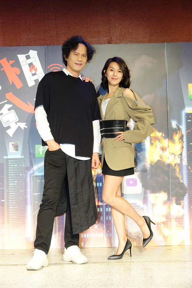 凯尔（左）、林辰唏担纲演出舞台剧《丞相，起风了》男、女主角。（全民大剧团提供）