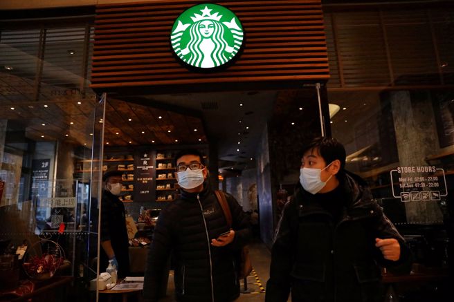 外商看好大陆市场消费将迅速復苏，持续在中国增设新门市。星巴克宣称将在2025年前增设3000门市点。图为北京星巴克。（图／路透）