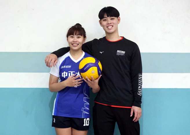 彰师大陈玠廷（右）和念中正大学的姐姐陈俐妤（左）都是举球员。（大专体总提供）