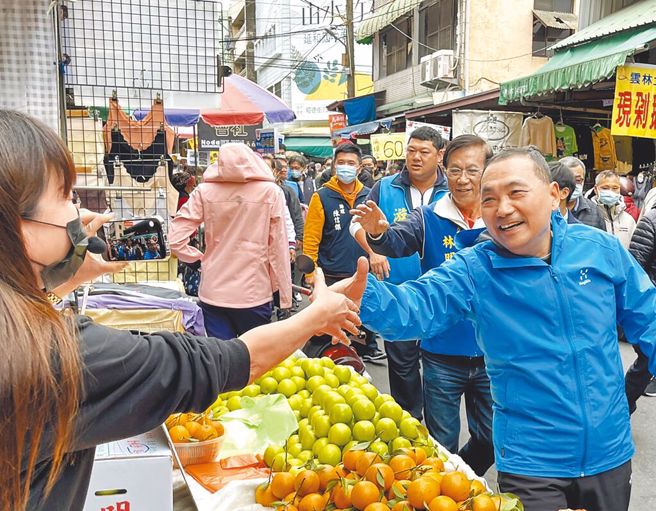 新北市长侯友宜(右起)陪南投立委补选候选人林明溱扫街拜票，展现对这场选举的重视。（中时资料照／杨静茹摄）