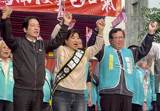 民进党主席、副总统赖清德与行政院副院长郑文灿27日在南投县合体，为立委补选候选人蔡培慧辅选。（杨静茹摄）