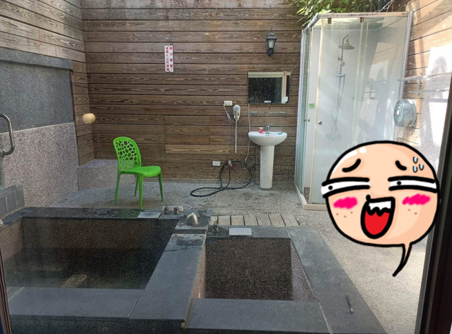 她发现摩铁沐浴泡澡和卫生空间全是露天，最离奇的是马桶毫无遮蔽，就在浴缸旁边，她无奈笑说「感觉大便需要先擦好防晒」。（翻摄自脸书「奇葩装潢分享中心」）