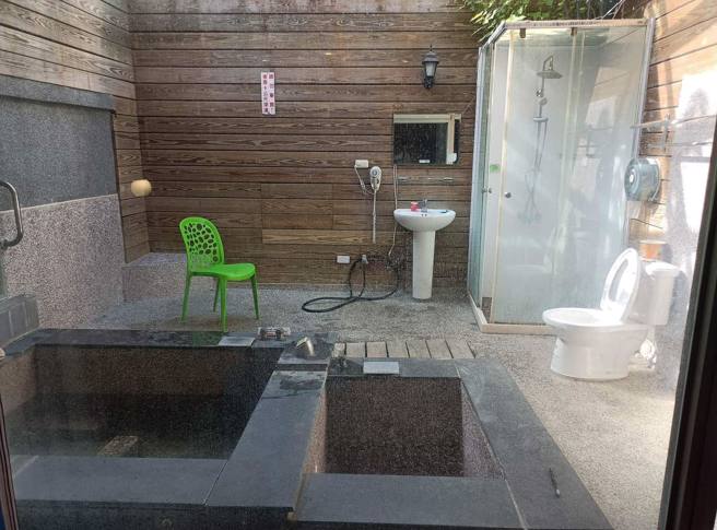 她发现摩铁沐浴泡澡和卫生空间全是露天，最离奇的是马桶毫无遮蔽，就在浴缸旁边，她无奈笑说「感觉大便需要先擦好防晒」。（翻摄自脸书「奇葩装潢分享中心」）
