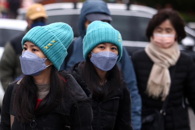 明天各地高温可达26度，不过入夜后低温下探13度。（示意图／记者邓博仁摄）