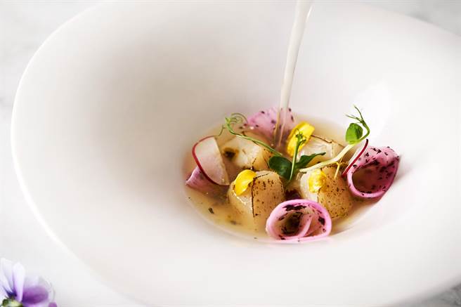 「乐葵」法式铁板烧春季新菜「帕玛火腿干贝汤」，以雨后春笋的意境为发想。 （乐葵法式铁板烧提供）