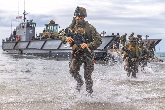 美軍在海外駐紮擔任訓練及協防角色。圖為美國海軍陸戰隊2019年7月在澳進行模擬兩棲攻擊演習。（取自美國海軍官網）