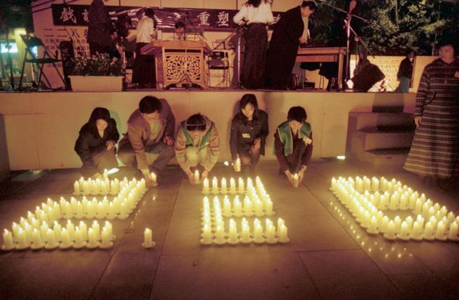 图为1998年在二二八公园举行追思活动。（资料照片，郑任南摄）