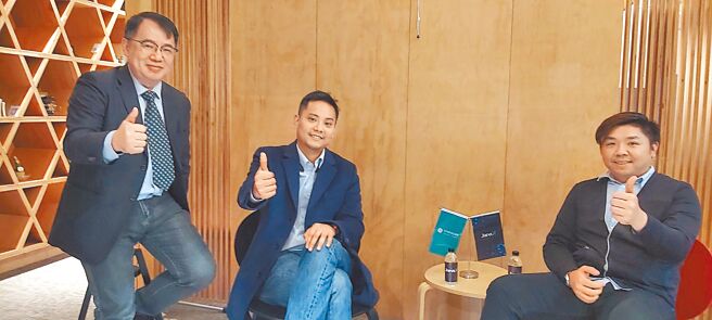 讯能集思事业发展副总裁黄逸华（左起）、执行长张宗尧博士、睿均科技SMT负责人张瑞杰出席数据分析全流程平台JarviX发表会。图／黄台中