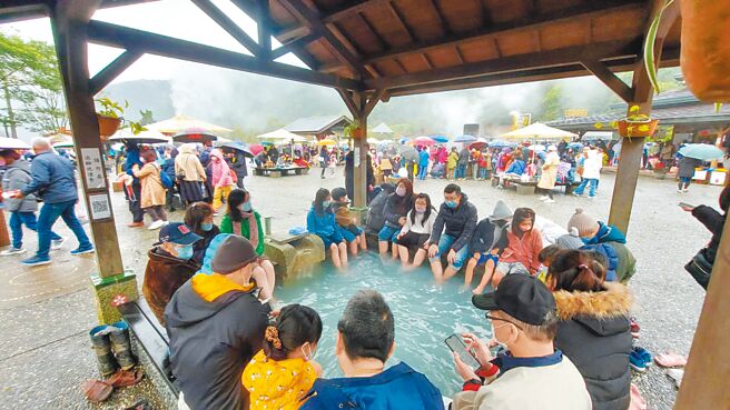 宜兰县大同乡清水地热园区挤满人潮，不少游客卷起裤管泡脚驱寒。（宜兰县工旅处提供／吴佩蓉宜兰传真）