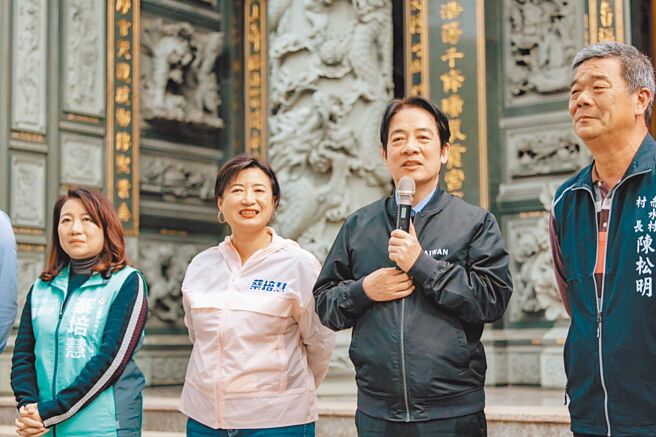 外传民进党主席赖清德（右二）阵营拟将蔡英文总统的「四个坚持」纳入党纲，以化解美方对赖的疑虑。图为昨赖清德带着立委补选候选人蔡培慧至名间乡北天宫参香祈福，要大家给蔡培慧机会。（蔡培慧竞办提供／杨静茹南投传真）