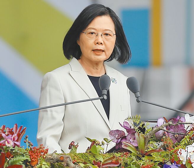 蔡英文总统2022年10月10日揭示后续任期不仅要站稳「四个坚持」，更要强化「四大韧性」，以打造「韧性国家」作为国家发展目标，更要「给世界一个更好的台湾」。（本报资料照片）
