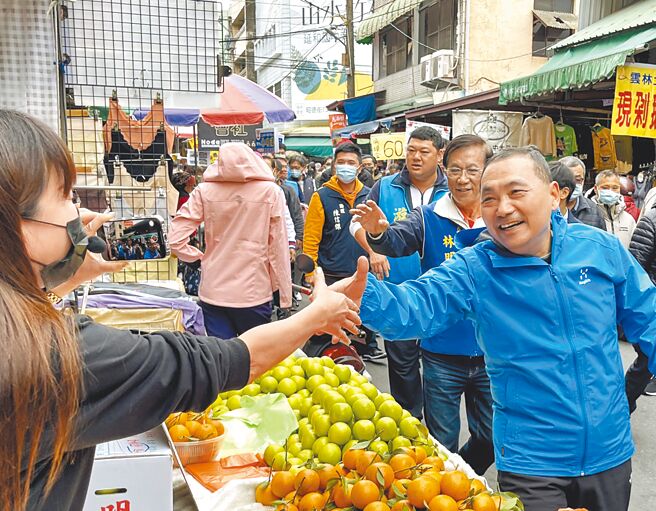 新北市长侯友宜（右）与南投立委补选候选人林明溱（右二），26日到竹山镇菜市场扫街拜票。（杨静茹摄）