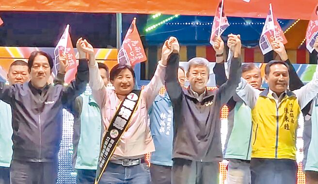 民进党主席赖清德（左起）、南投立委补选候选人蔡培慧、行政院长陈建仁26日在竹山合体造势。（杨静茹摄）