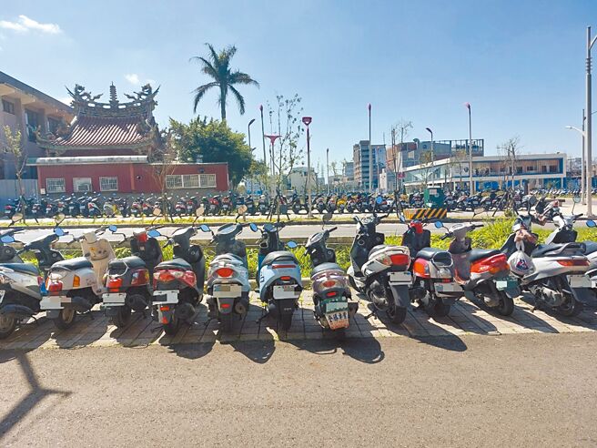 机捷山鼻站旁人行道上停满民眾的机车。（桃园市议员刘胜全提供／陈梦茹桃园传真）