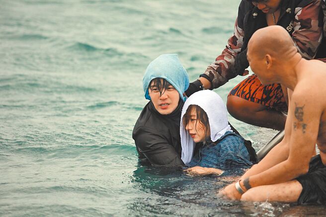 王瞳（右）被推落海，黄文星也落水一起超狼狈。（民视提供）