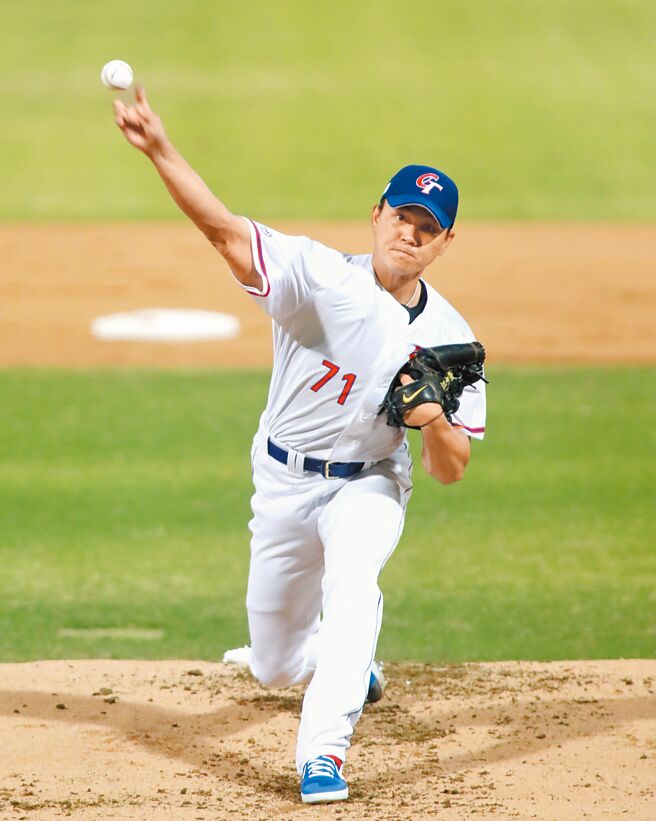 中华队先发投手江少庆主投4局被敲3安打、丢1分，且有2次三振。（郑任南摄）