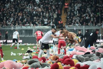 影》土耳其大地震惹民怨 足球迷不滿政府怒丟填充娃娃
