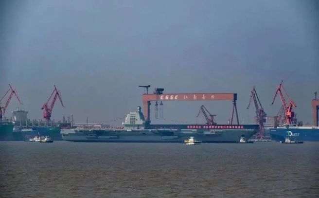 福建舰新曝光的照片显示舰岛上密密麻麻的脚手架已拆除，甲板上的器材与施工设备也全数清理完毕，接下来可能准备展开海试。（图／央视截图）