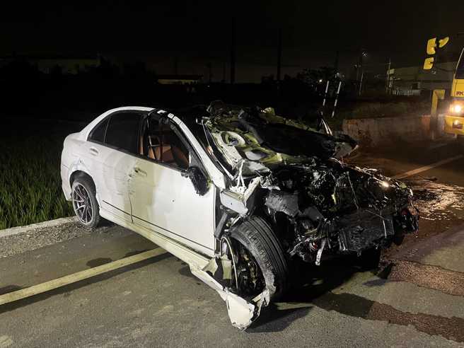 台南賓士C300高速飛越農田，2男連人帶車墜深溝不治，慘況曝光！(翻攝臉書台南道路救援（張家班）)