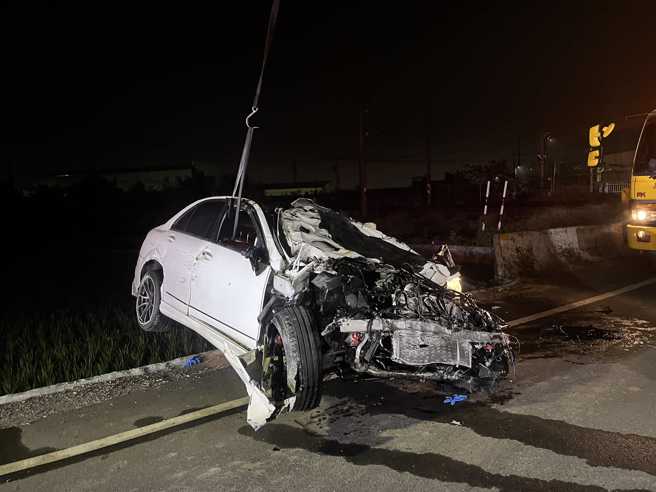 台南賓士C300高速飛越農田，2男連人帶車墜深溝不治，慘況曝光！(翻攝臉書台南道路救援（張家班）)