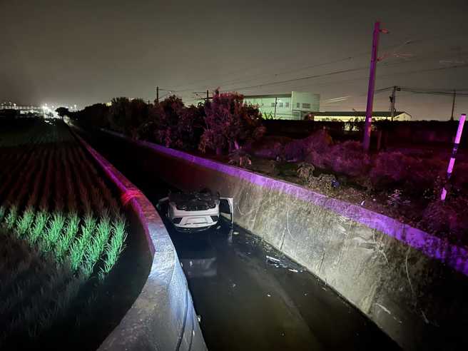 台南賓士C300高速飛越農田，2男連人帶車墜深溝不治，慘況曝光！(翻攝臉書台南道路救援（張家班）)