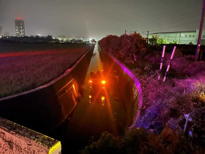 台南賓士C300高速飛越農田，2男連人帶車墜深溝不治，慘況曝光！(翻攝臉書台南道路救援（張家班）)
