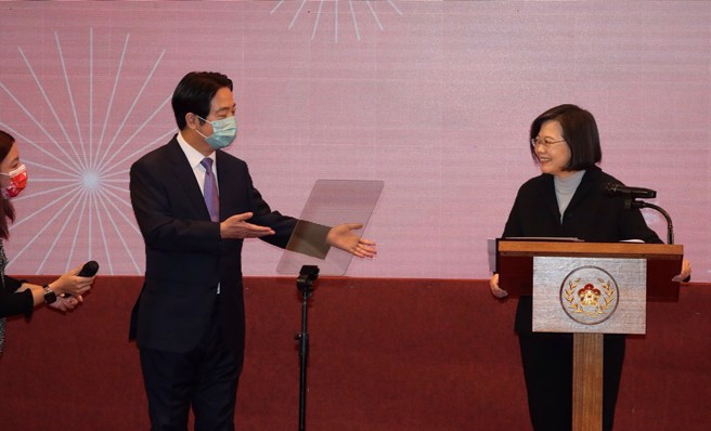 李永萍認為，將「四大堅持」放進民進黨黨綱，是蔡英文（右）對賴清德（左）下的一道「緊箍咒」。（中時資料照，劉宗龍攝）