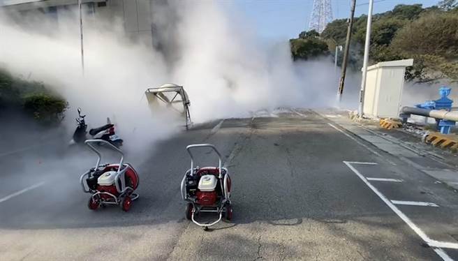 新竹市消防局在现场紧急排烟。（新竹市消防局提供／陈育贤新竹传真）